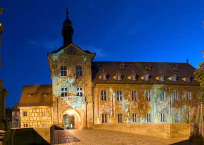 Blick auf das alte Rathaus in Bamberg am Abend